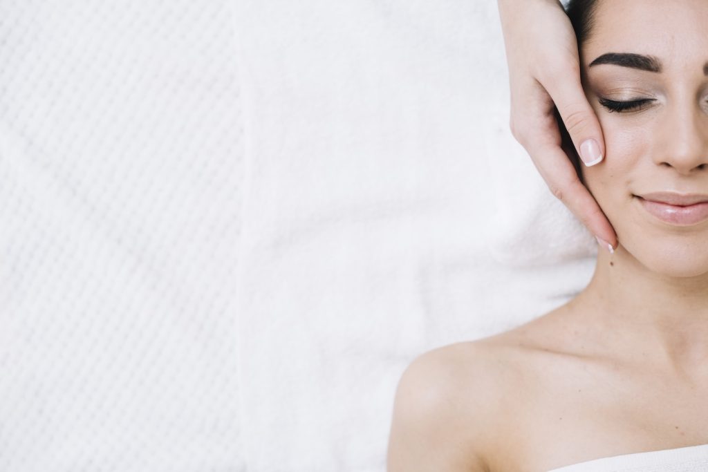 Procedimiento del lifting facial