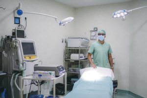 Doctor detrás de camilla